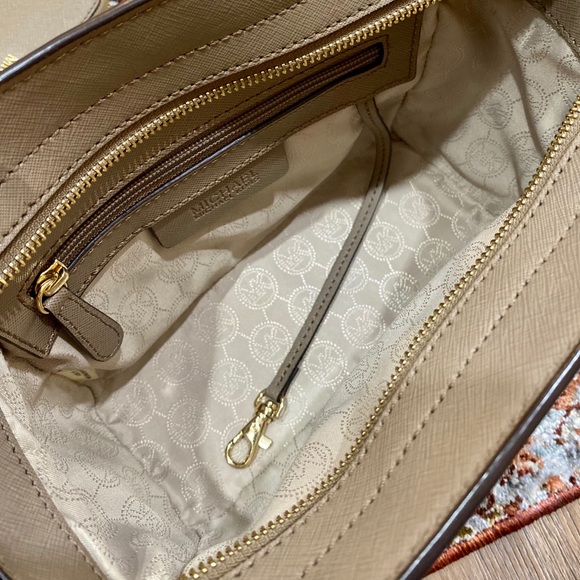 MICHAEL KORS STUDDED SELMA & WALLET COMBO - Picture 4 of 12